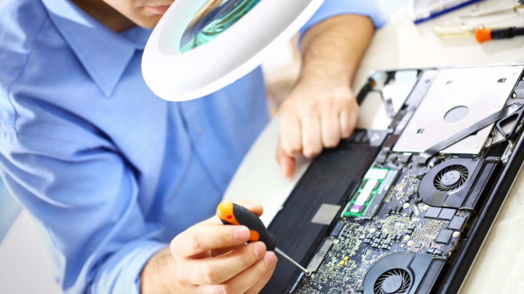 Por que o reparo de notebook especializado é mais seguro para os dados da minha empresa